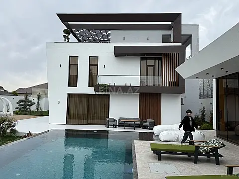 Kirayə verilir 6 otaqlı həyət evi 560 m²