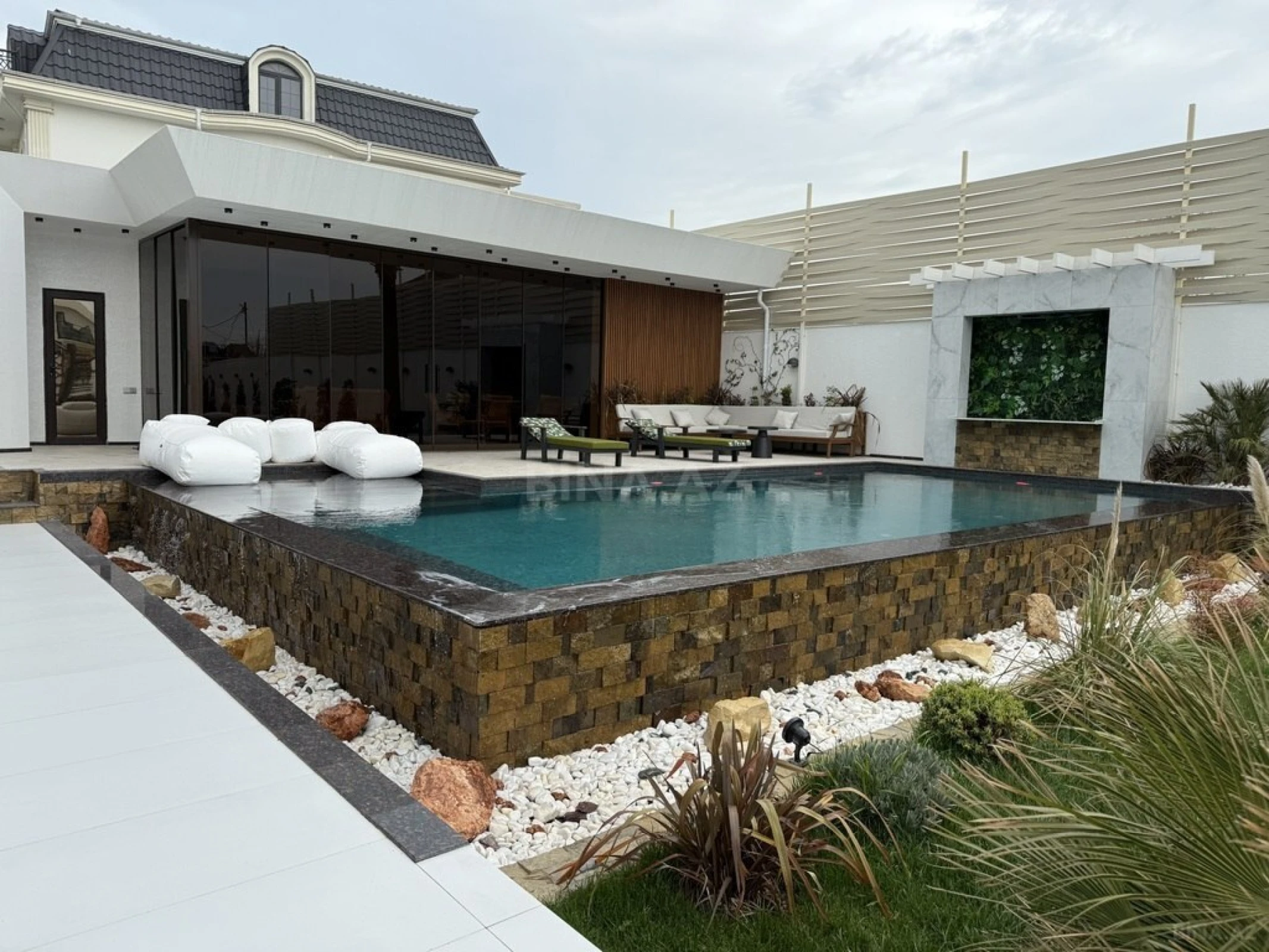 Kirayə verilir 6 otaqlı həyət evi 560 m²