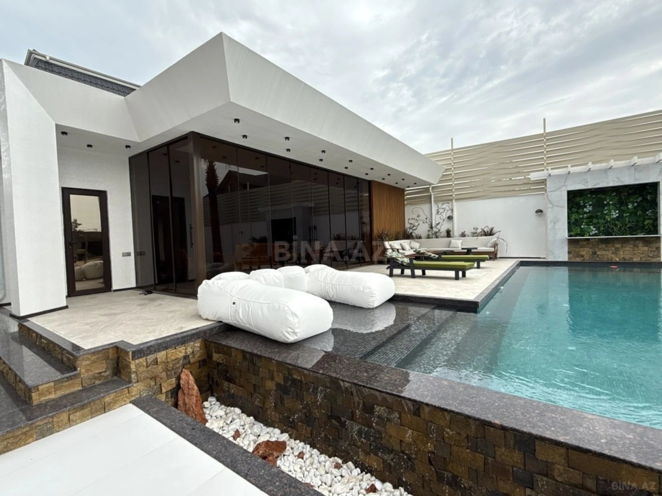 Kirayə verilir 6 otaqlı həyət evi 560 m²