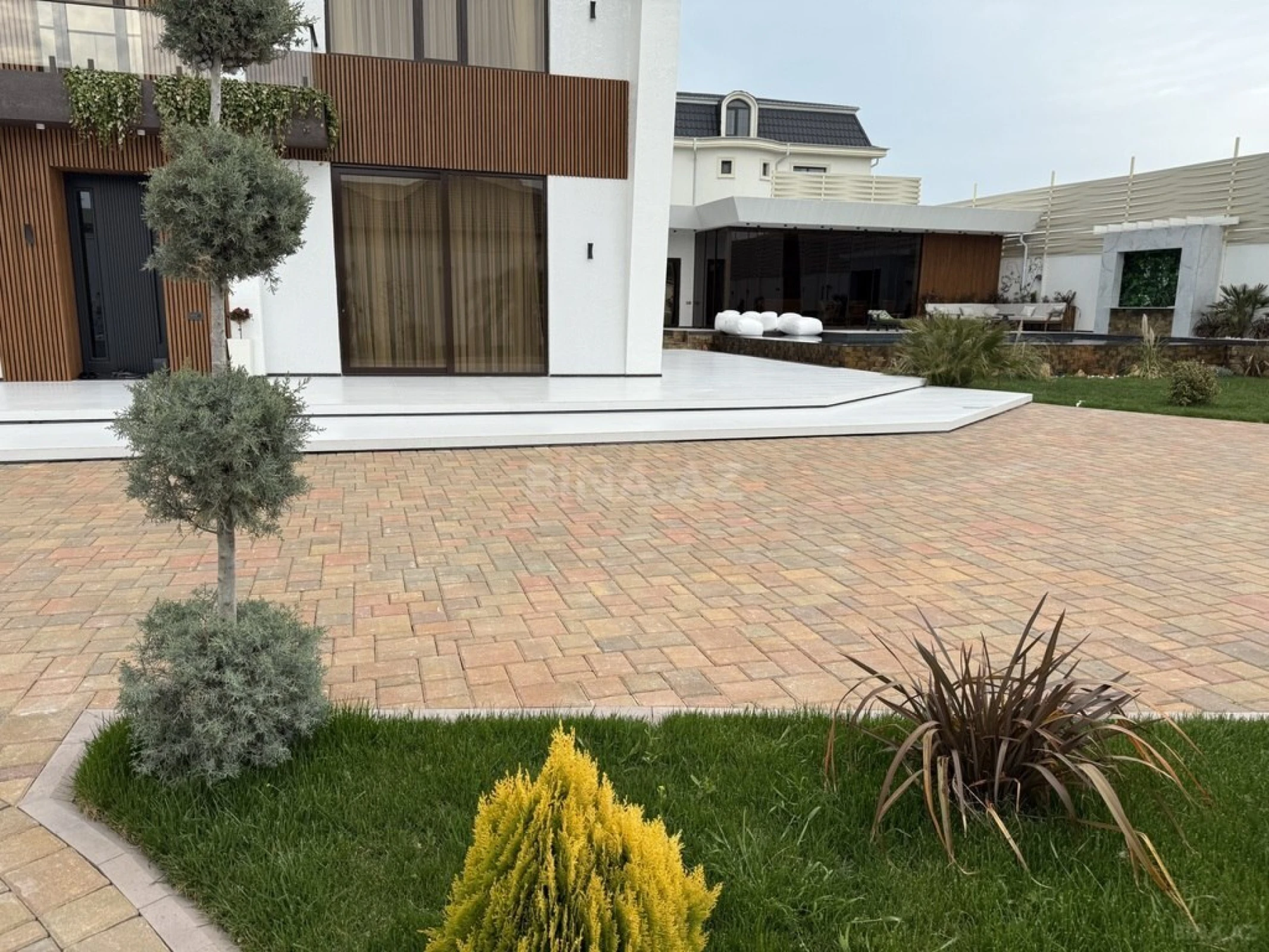 Kirayə verilir 6 otaqlı həyət evi 560 m²