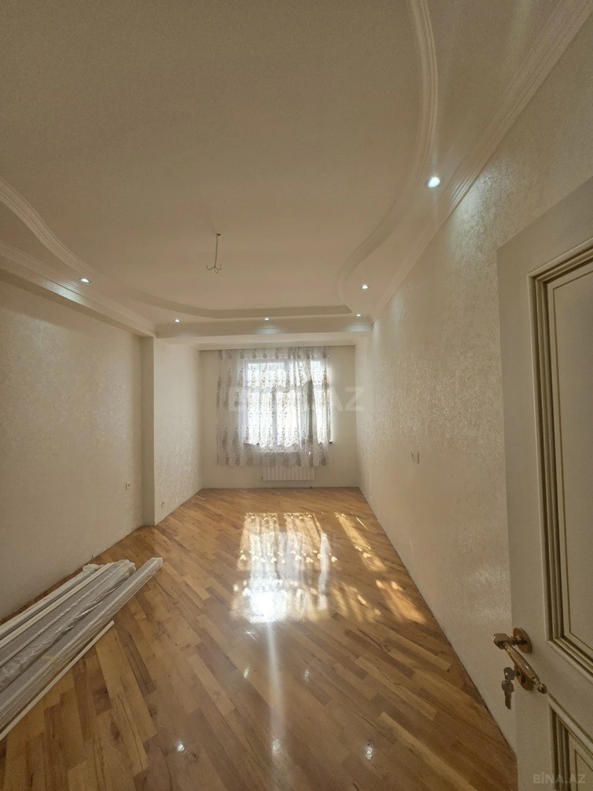 Satılır 3 otaqlı mənzil 136 m²