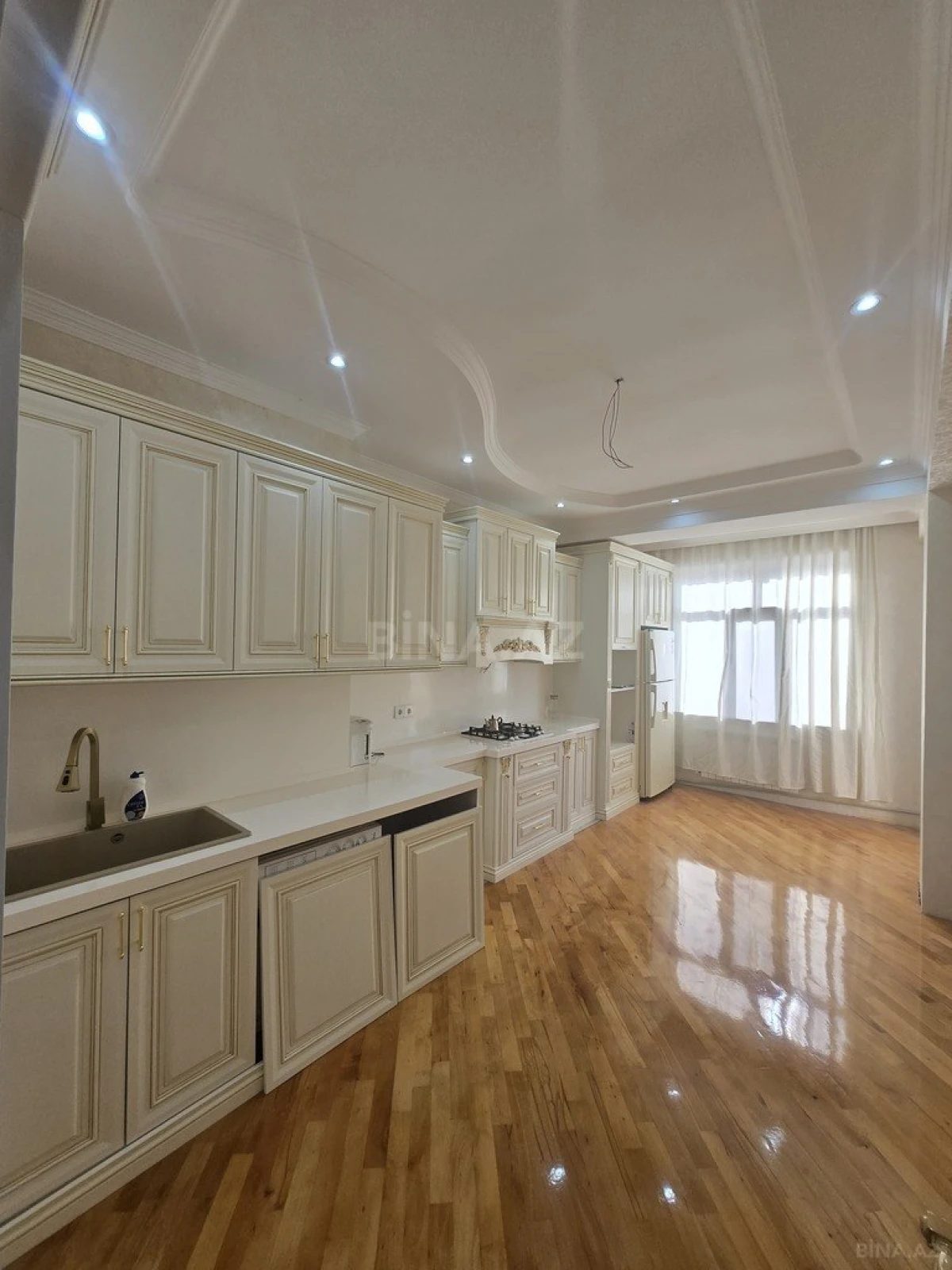 Satılır 3 otaqlı mənzil 136 m²