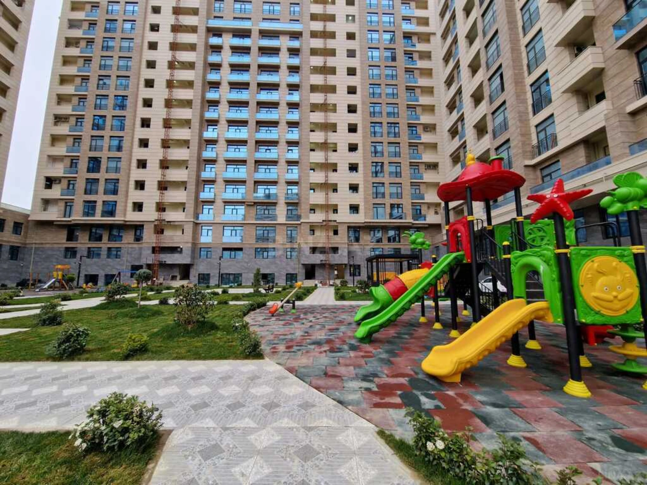 Satılır 3 otaqlı mənzil 119 m²