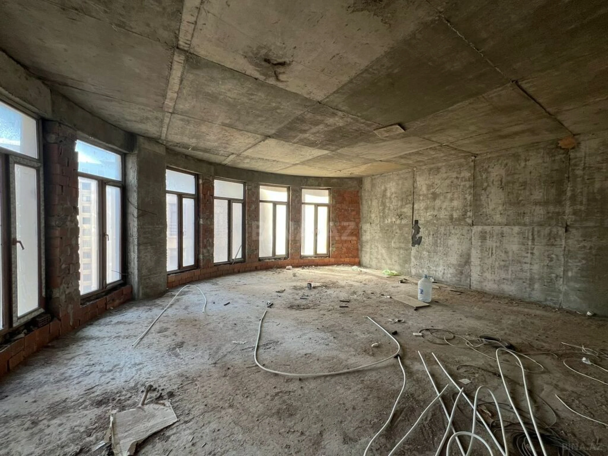 Satılır 3 otaqlı mənzil 157.6 m²