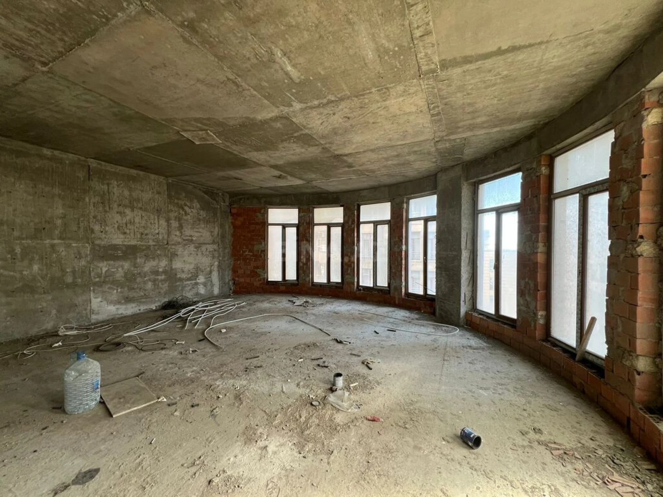 Satılır 3 otaqlı mənzil 157.6 m²