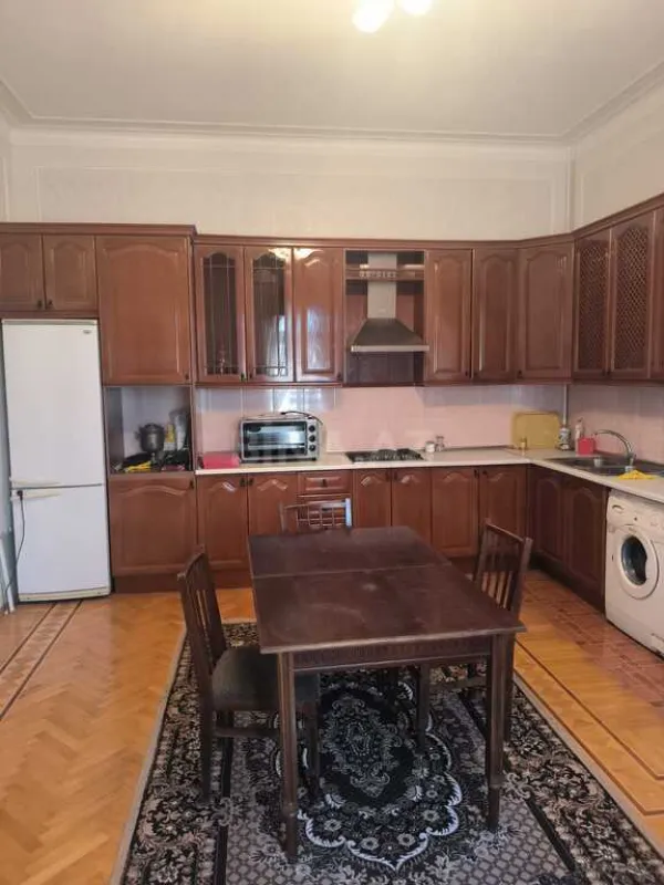 Satılır 5 otaqlı həyət evi 360 m²