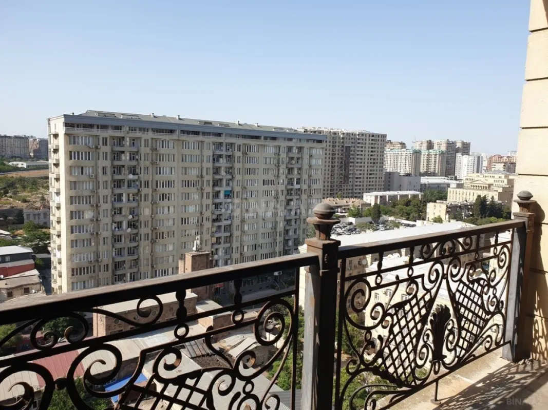 Satılır 4 otaqlı mənzil 209.8 m²