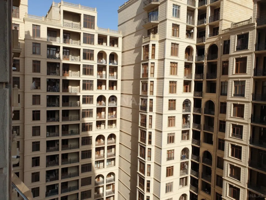 Satılır 4 otaqlı mənzil 209.8 m²