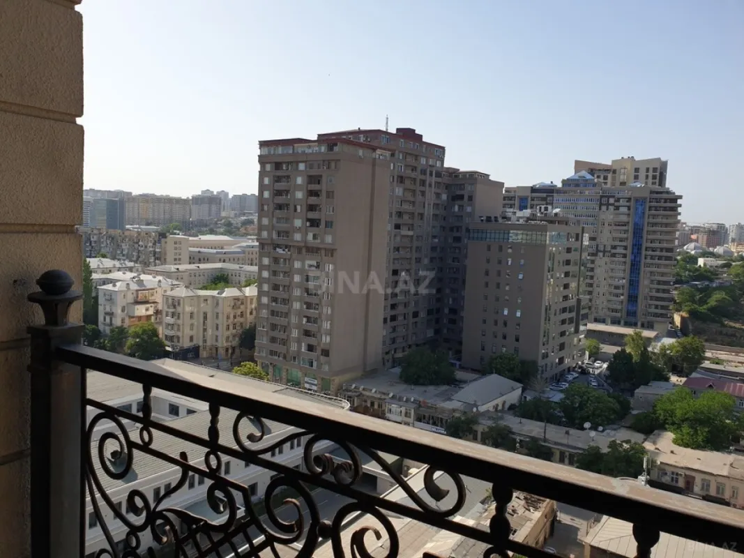 Satılır 4 otaqlı mənzil 209.8 m²