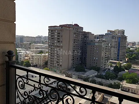 Satılır 4 otaqlı mənzil 209.8 m²