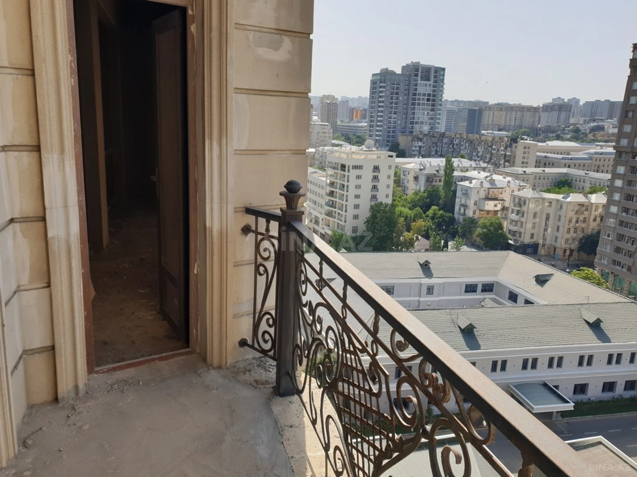 Satılır 4 otaqlı mənzil 209.8 m²