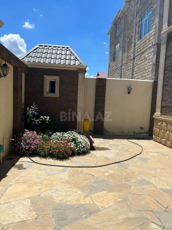 Satılır 6 otaqlı həyət evi 300 m²