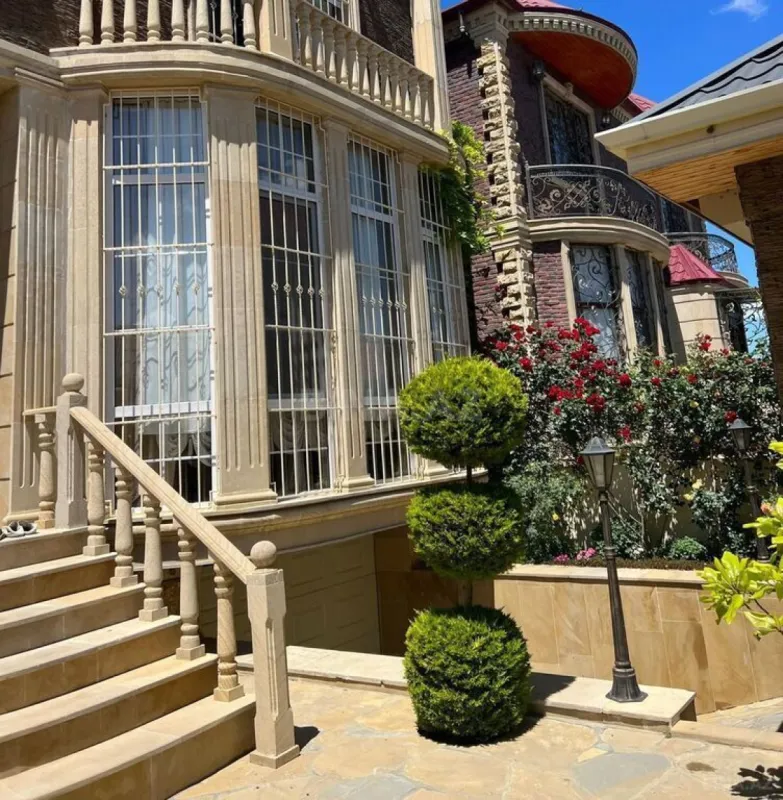 Satılır 6 otaqlı həyət evi 300 m²
