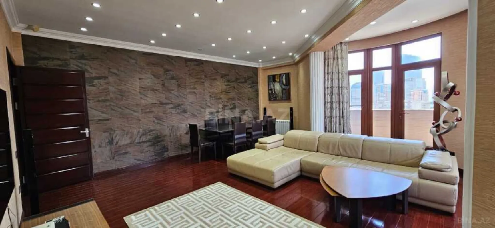 Satılır 4 otaqlı mənzil 186 m²