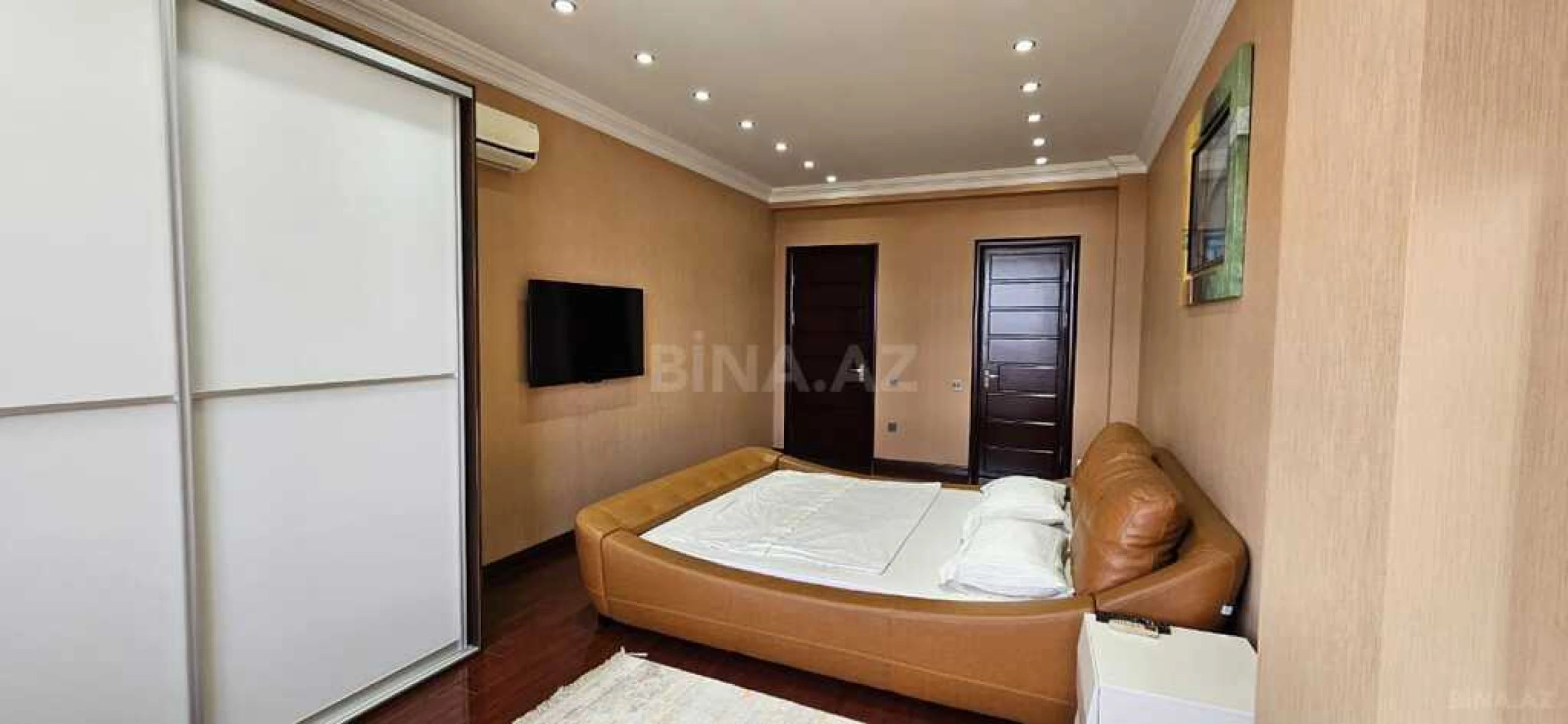 Satılır 4 otaqlı mənzil 186 m²