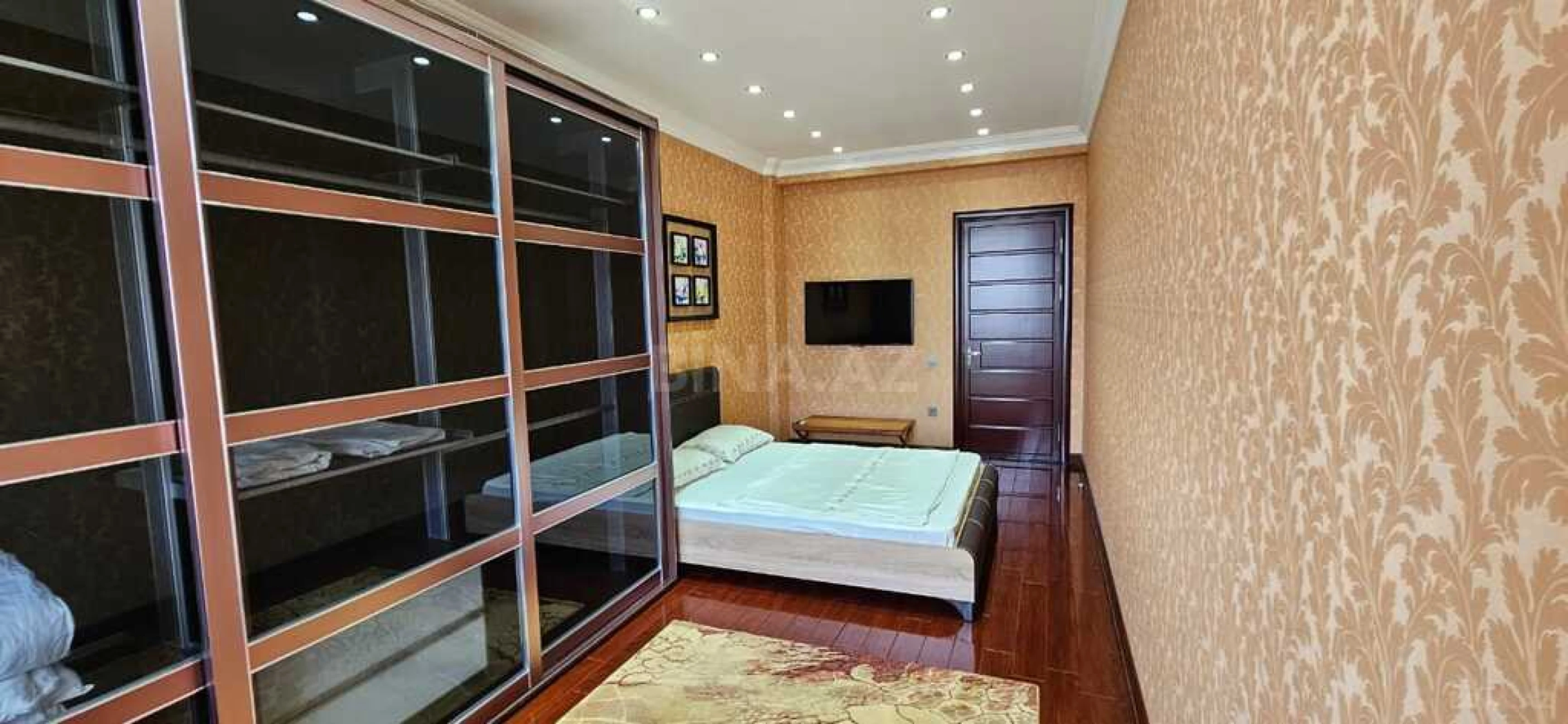 Satılır 4 otaqlı mənzil 186 m²