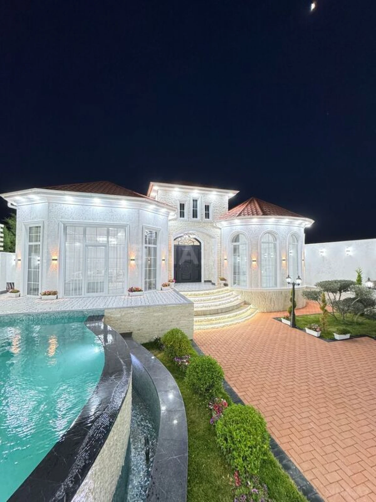 Satılır 5 otaqlı həyət evi 230 m²