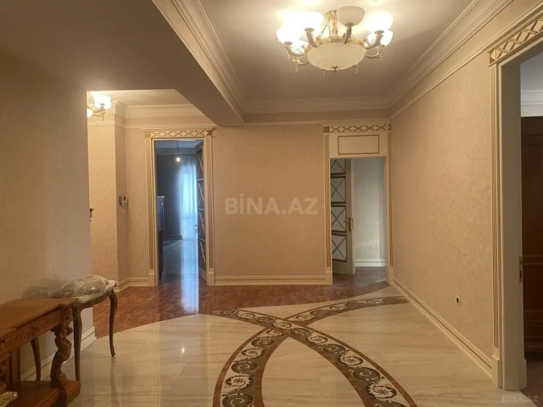 Satılır 4 otaqlı mənzil 246 m²