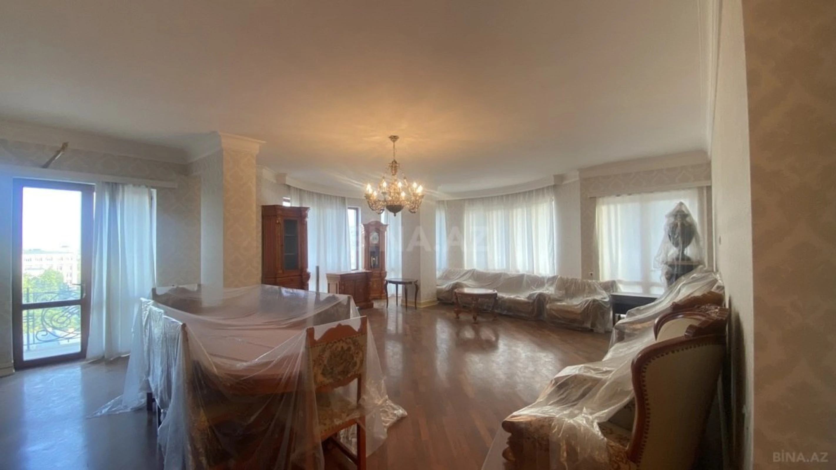 Satılır 4 otaqlı mənzil 246 m²