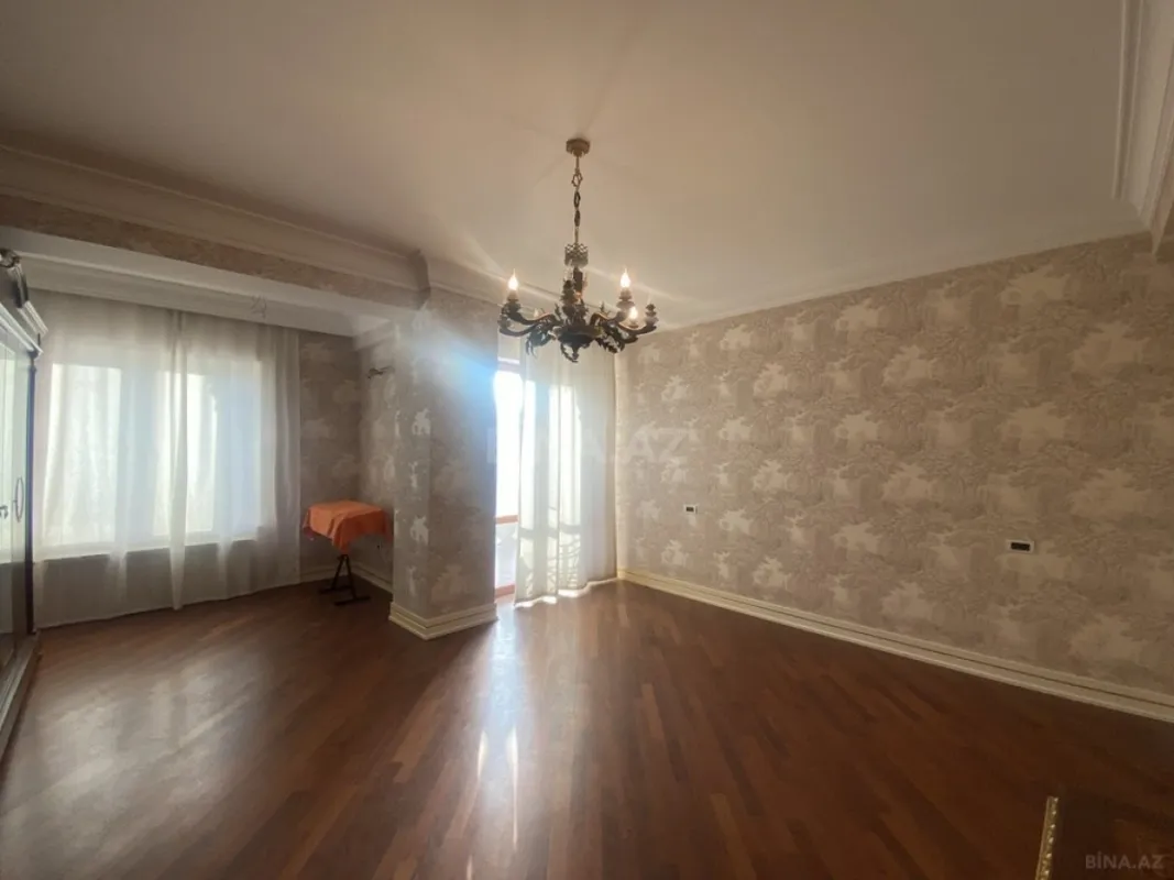 Satılır 4 otaqlı mənzil 246 m²