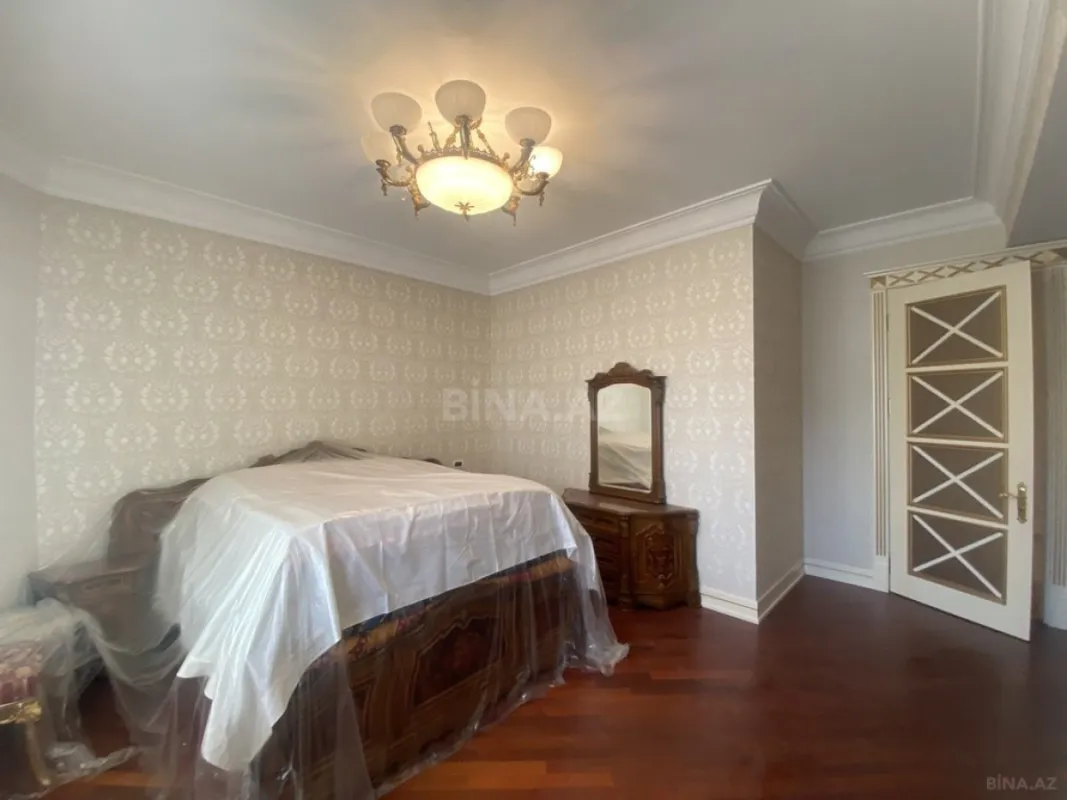 Satılır 4 otaqlı mənzil 246 m²