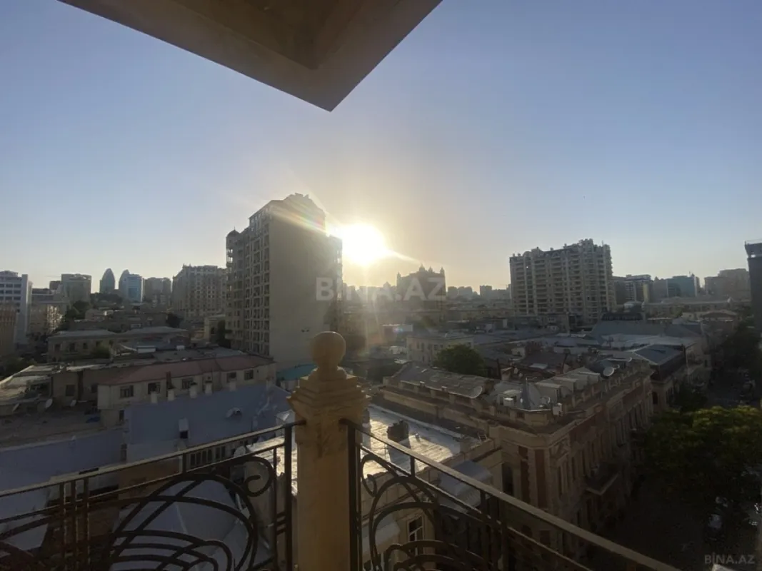 Satılır 4 otaqlı mənzil 246 m²