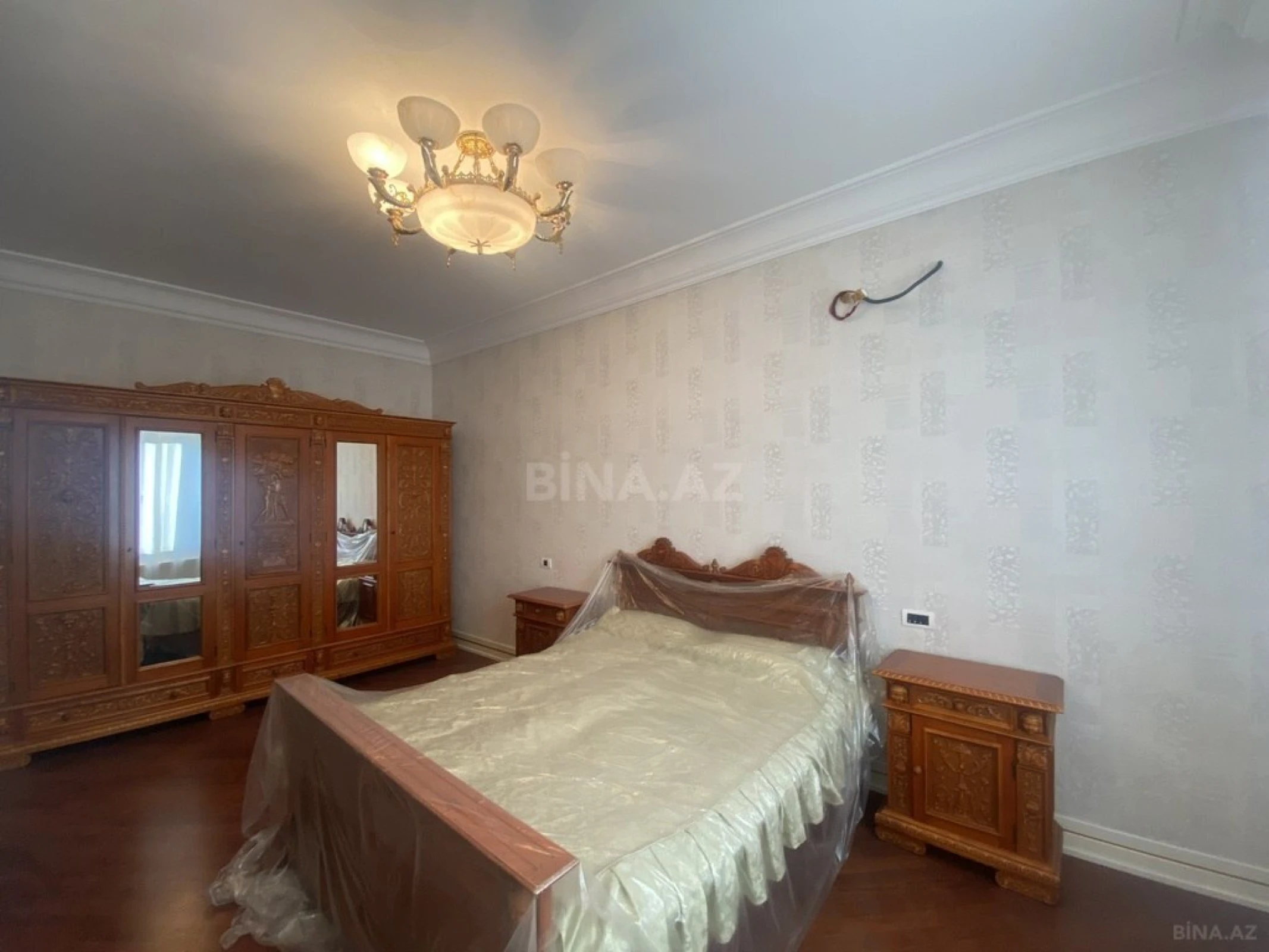 Satılır 4 otaqlı mənzil 246 m²
