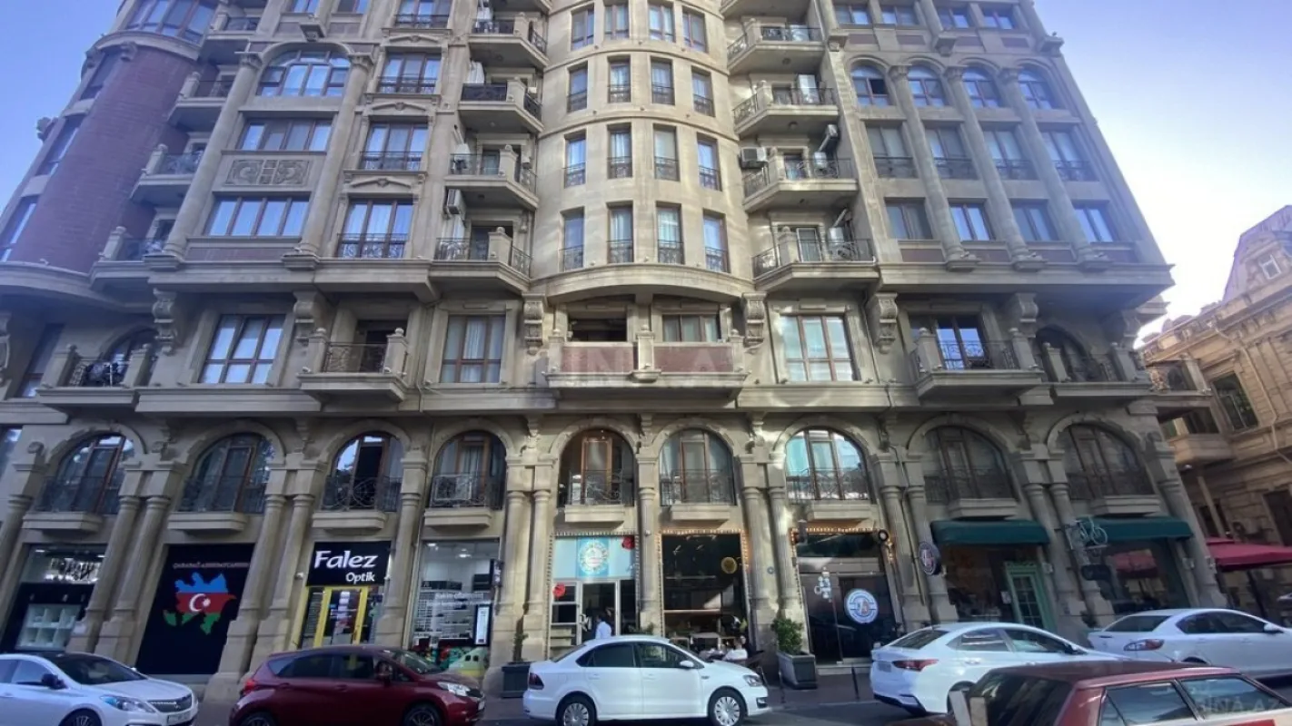 Satılır 4 otaqlı mənzil 246 m²