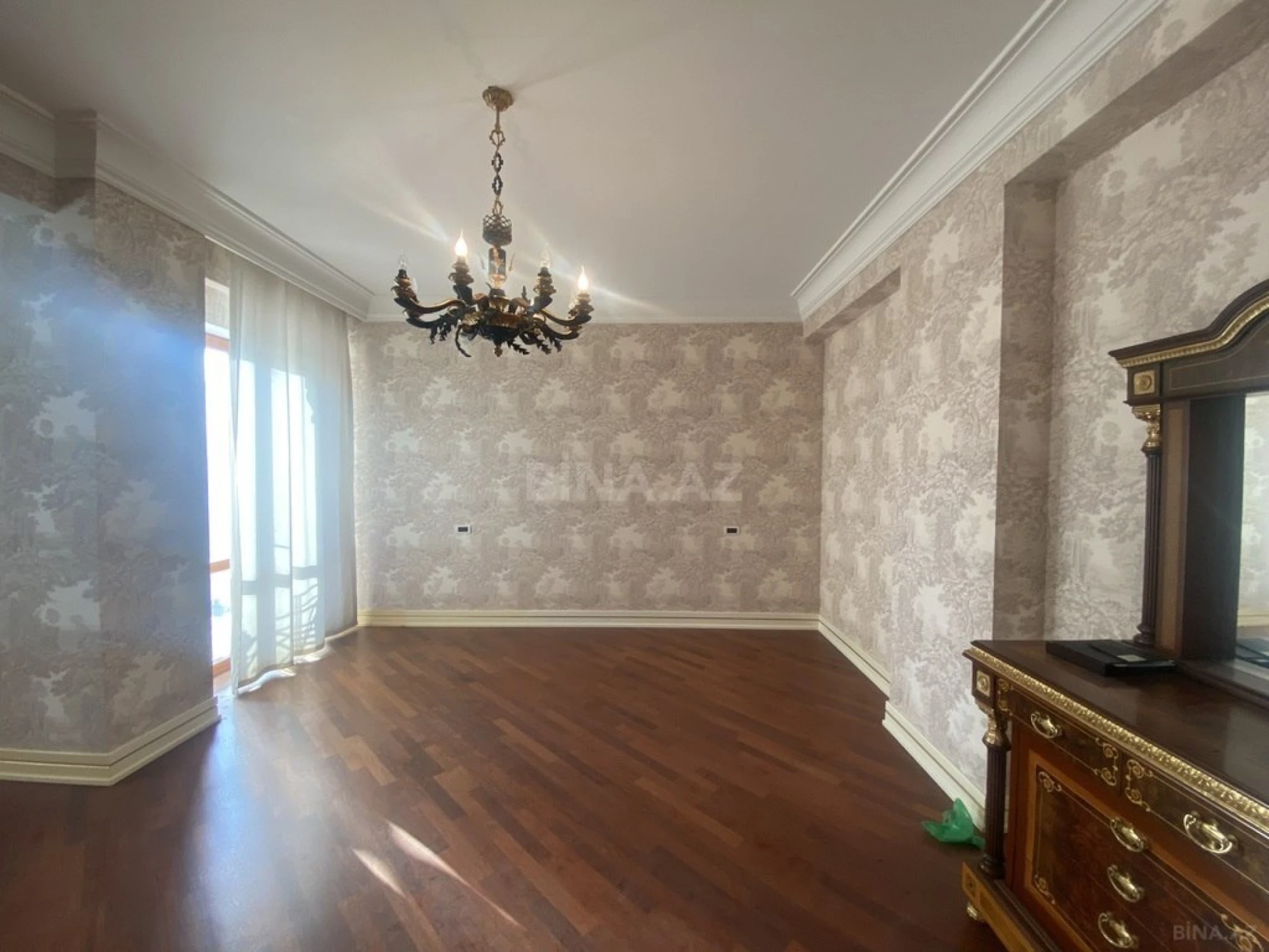 Satılır 4 otaqlı mənzil 246 m²