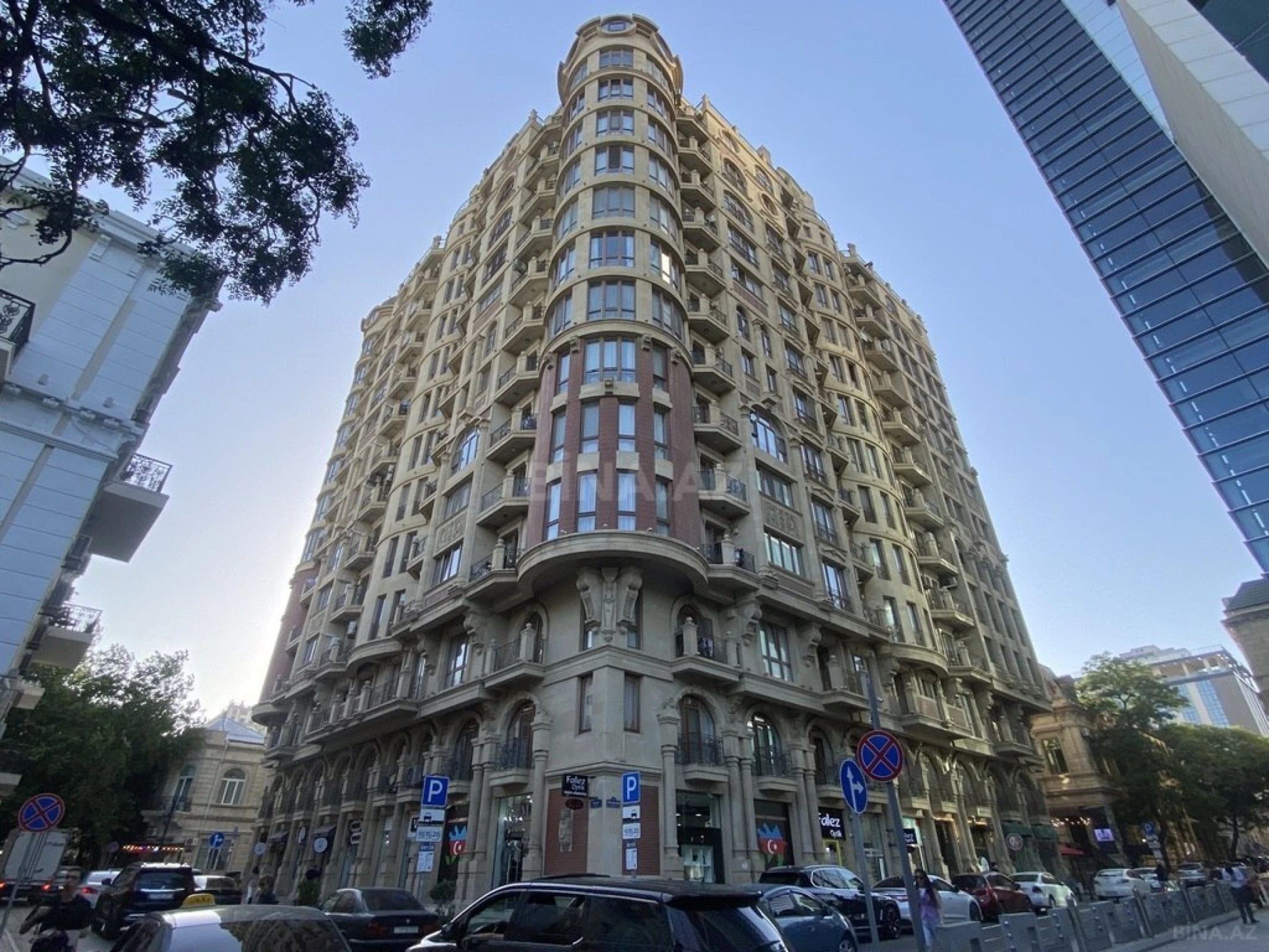 Satılır 4 otaqlı mənzil 246 m²