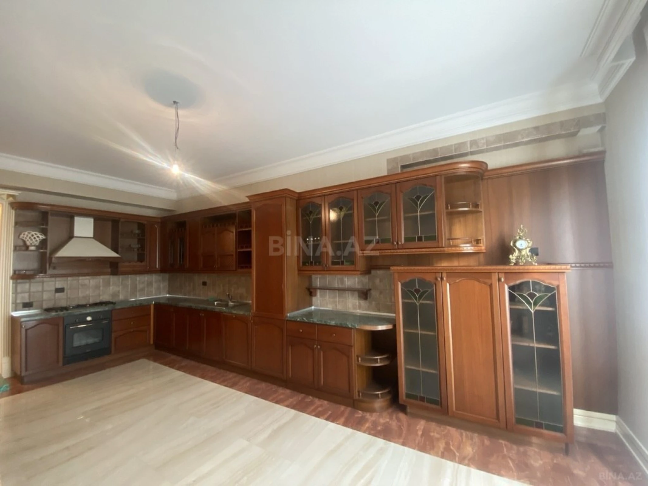 Satılır 4 otaqlı mənzil 246 m²
