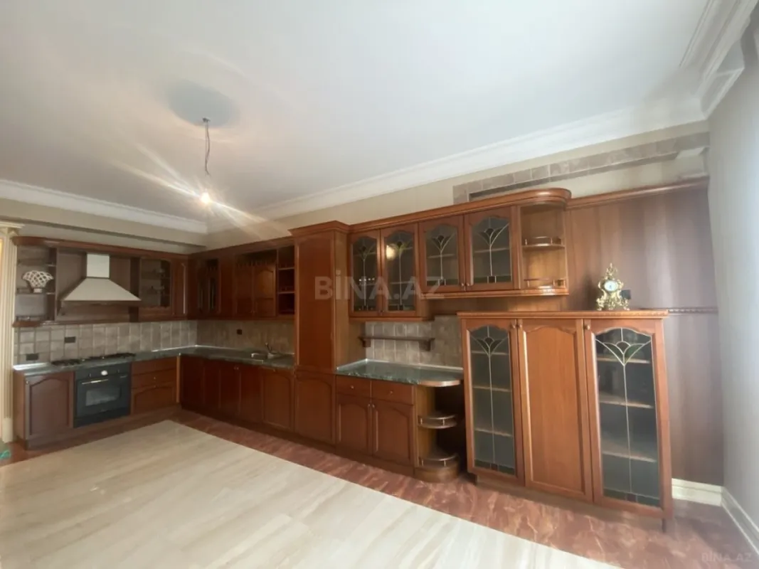 Satılır 4 otaqlı mənzil 246 m²