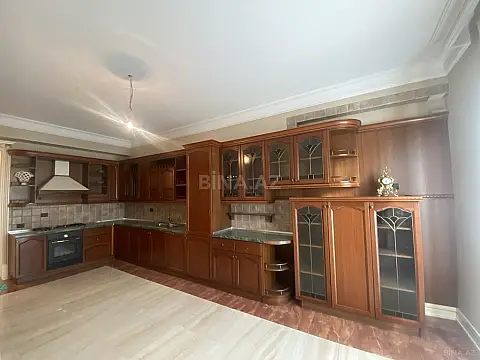 Satılır 4 otaqlı mənzil 246 m²