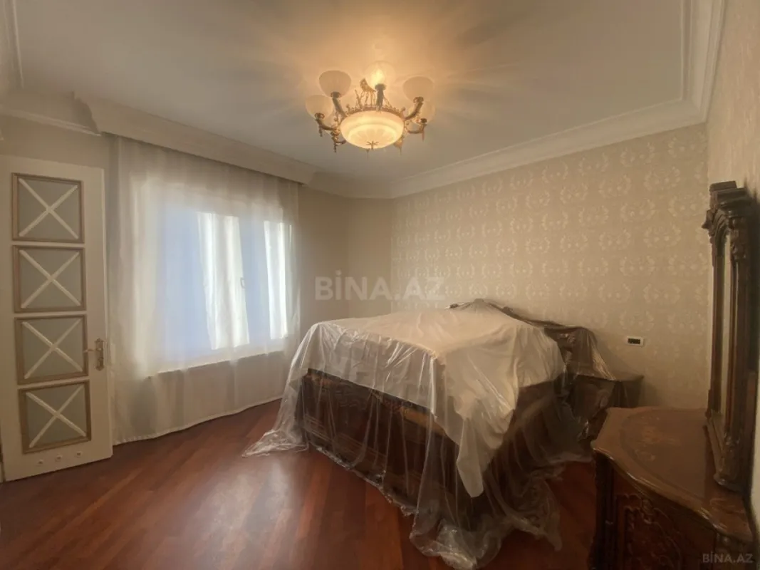 Satılır 4 otaqlı mənzil 246 m²