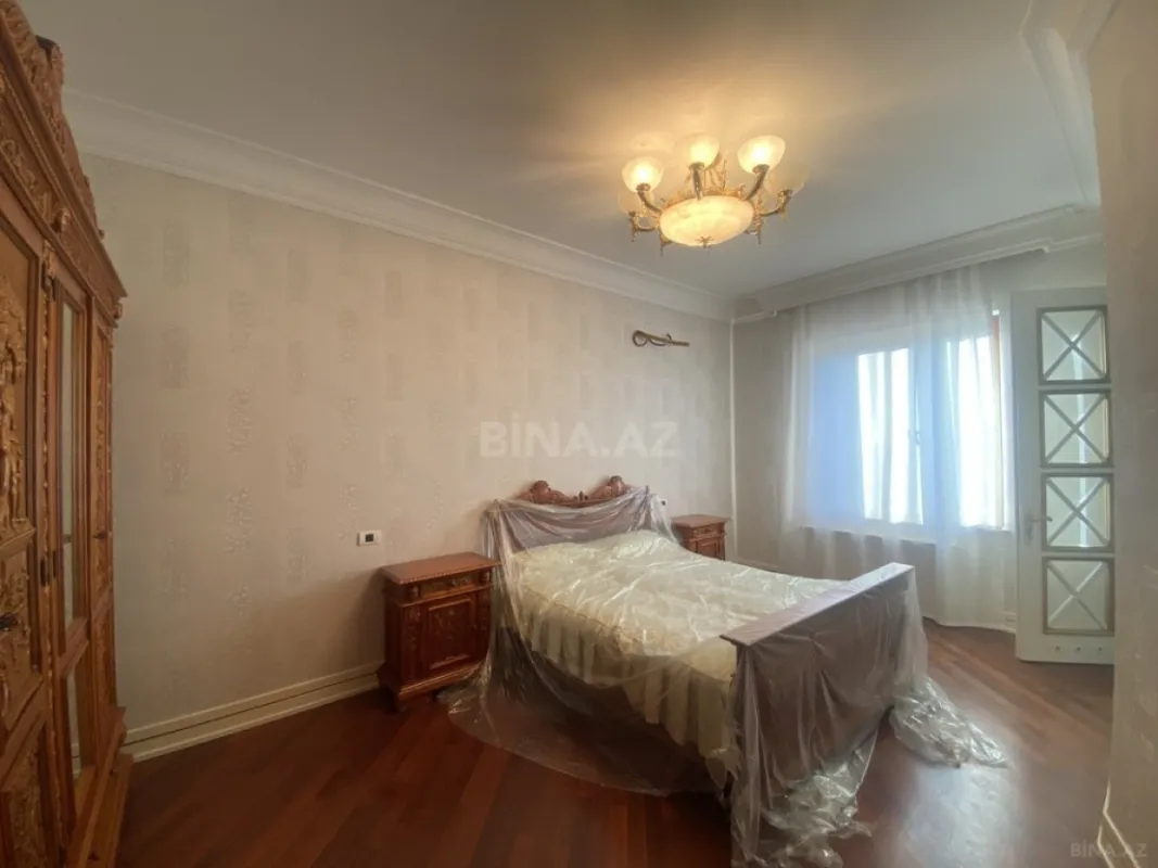 Satılır 4 otaqlı mənzil 246 m²