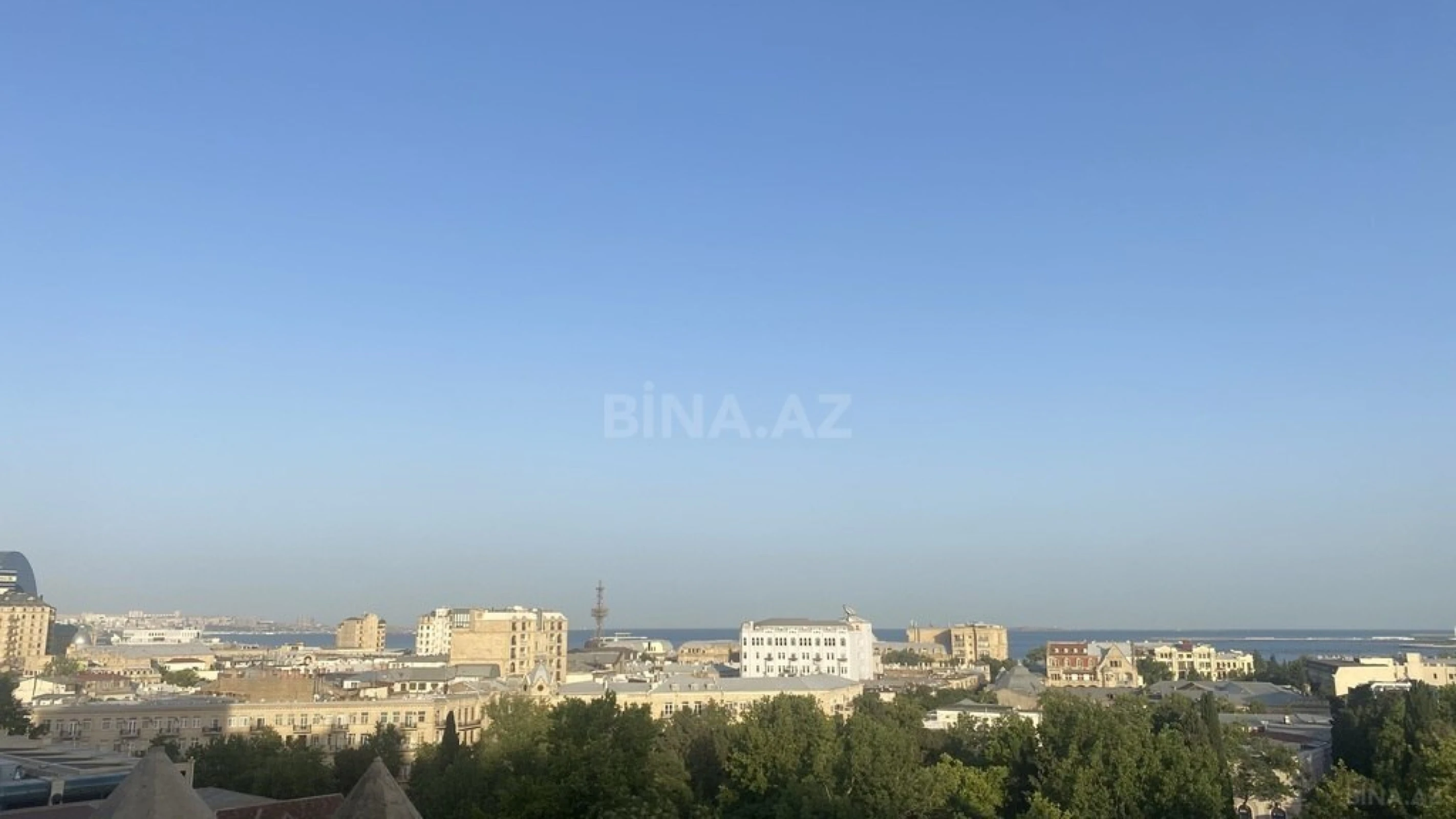 Satılır 4 otaqlı mənzil 246 m²