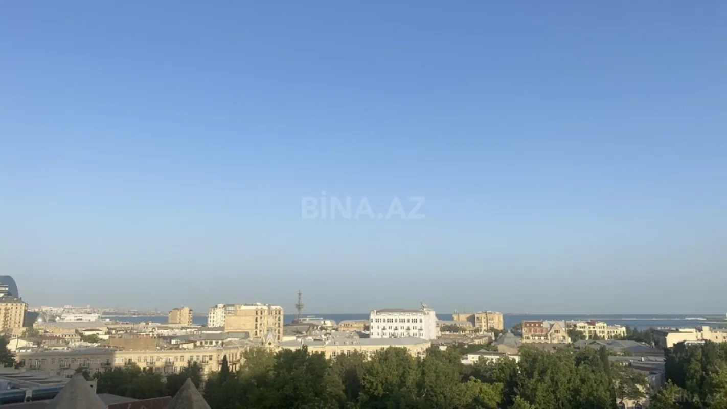 Satılır 4 otaqlı mənzil 246 m²