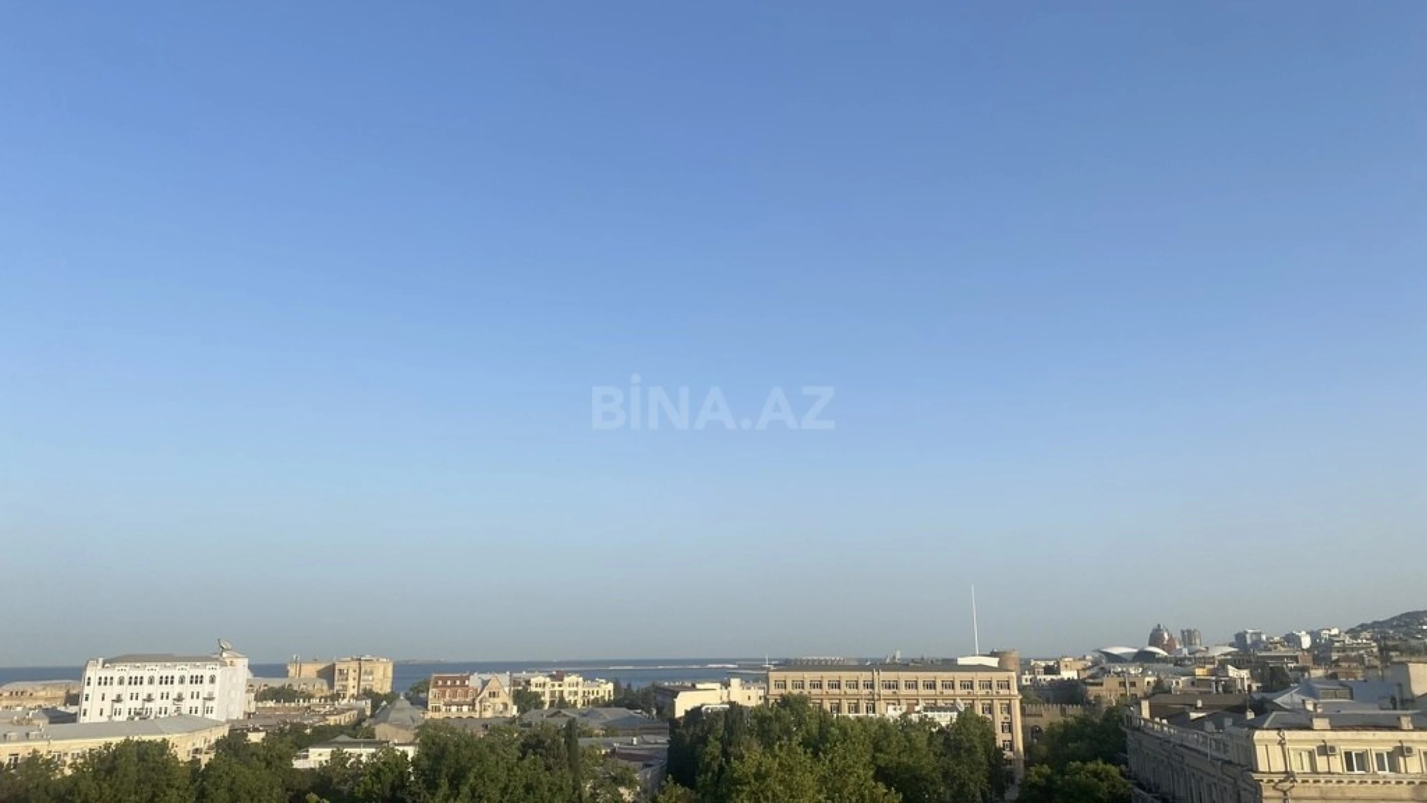 Satılır 4 otaqlı mənzil 246 m²