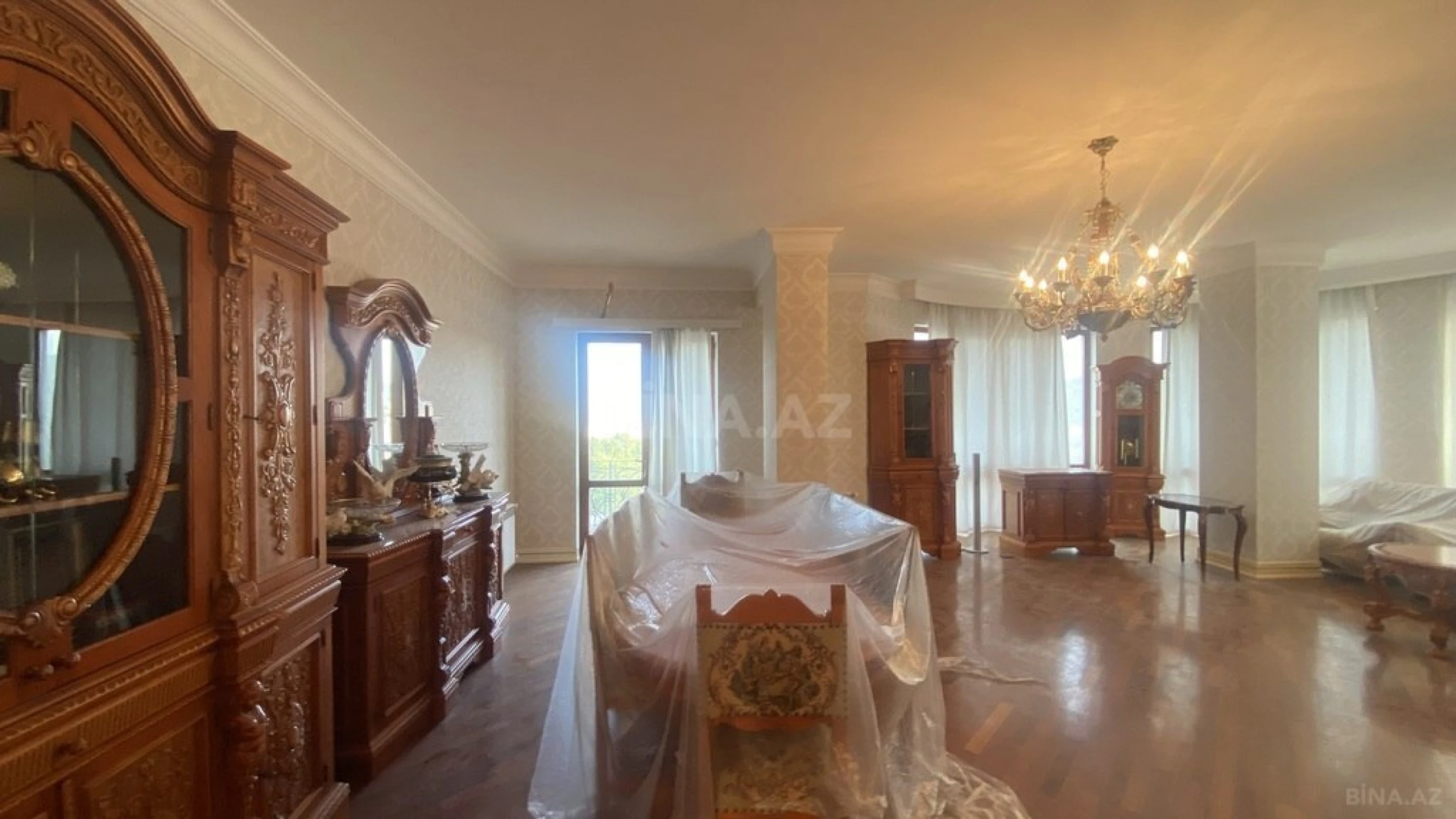 Satılır 4 otaqlı mənzil 246 m²