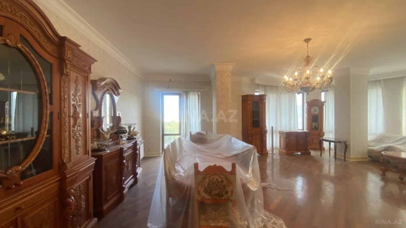 Satılır 4 otaqlı mənzil 246 m²