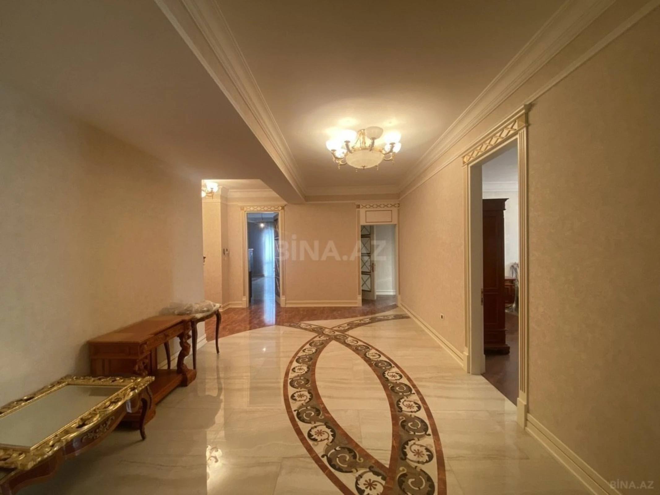 Satılır 4 otaqlı mənzil 246 m²