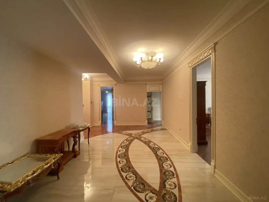 Satılır 4 otaqlı mənzil 246 m²
