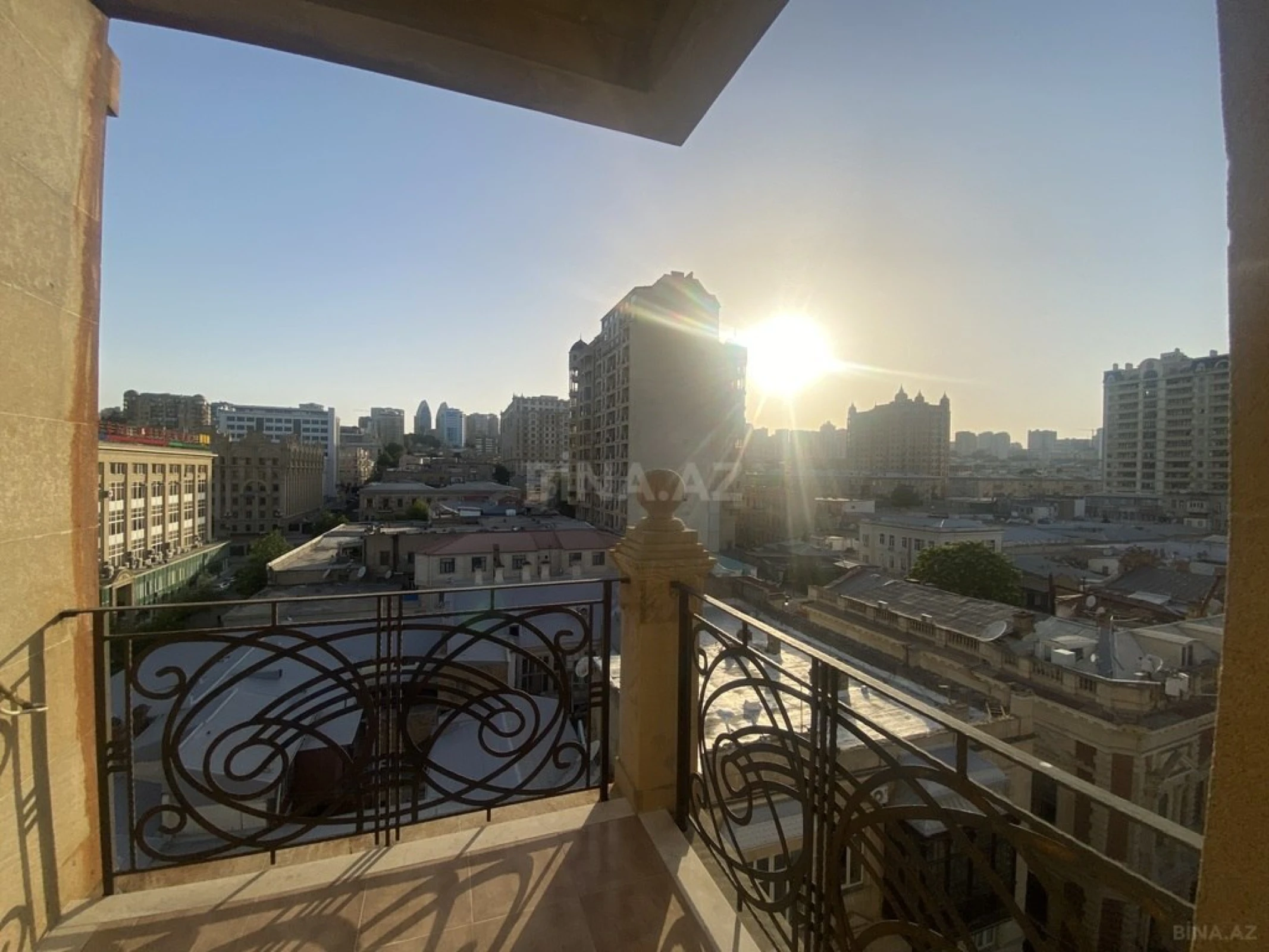 Satılır 4 otaqlı mənzil 246 m²