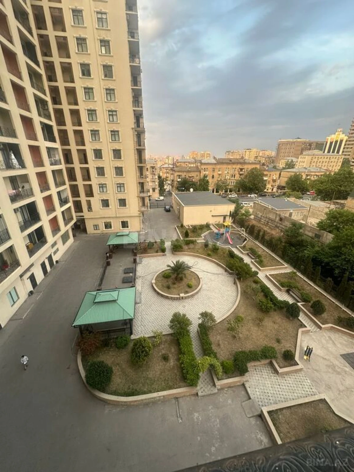 Satılır 3 otaqlı mənzil 159 m²