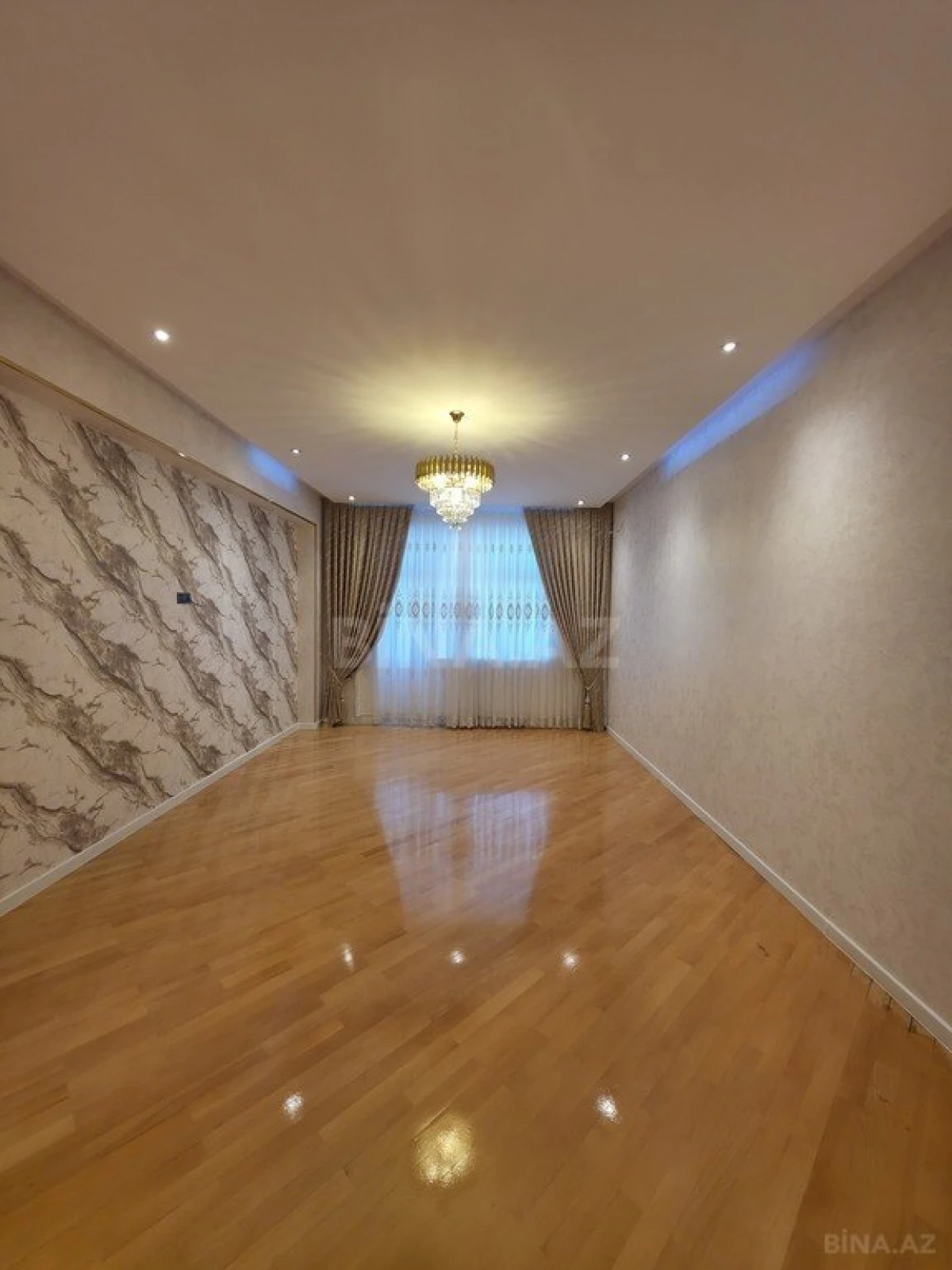 Satılır 3 otaqlı mənzil 130 m²