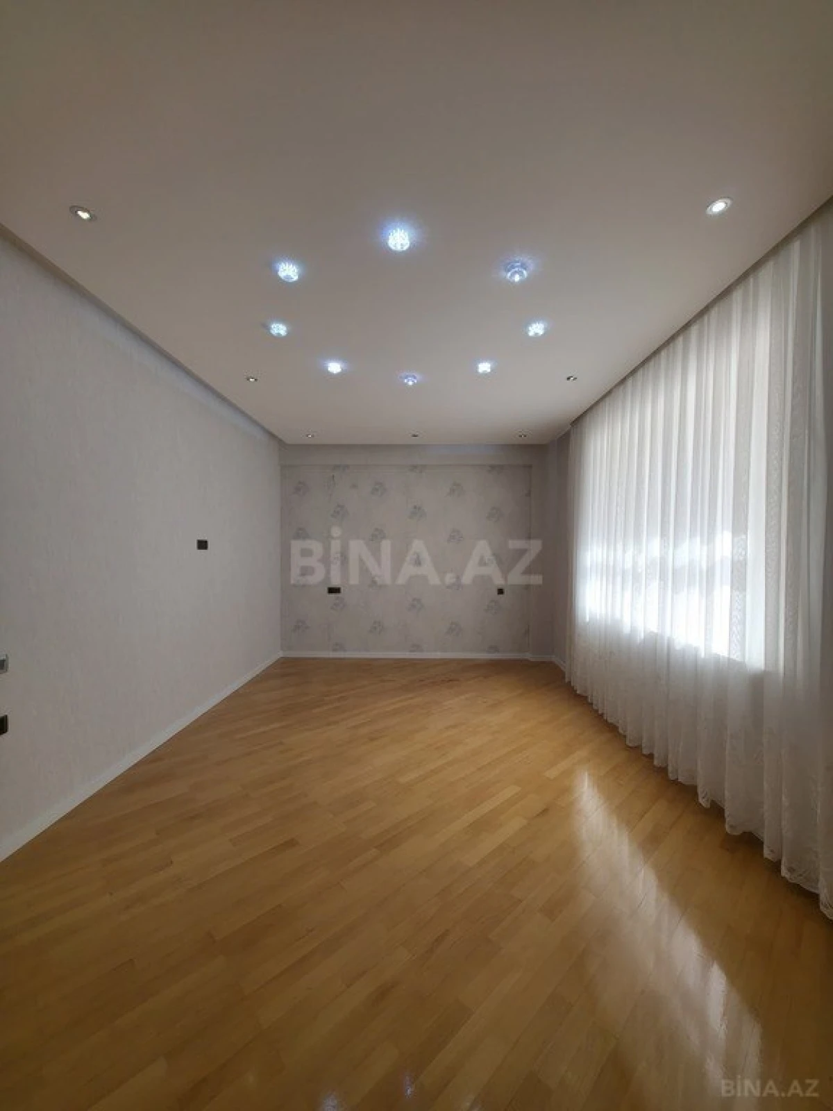 Satılır 3 otaqlı mənzil 130 m²