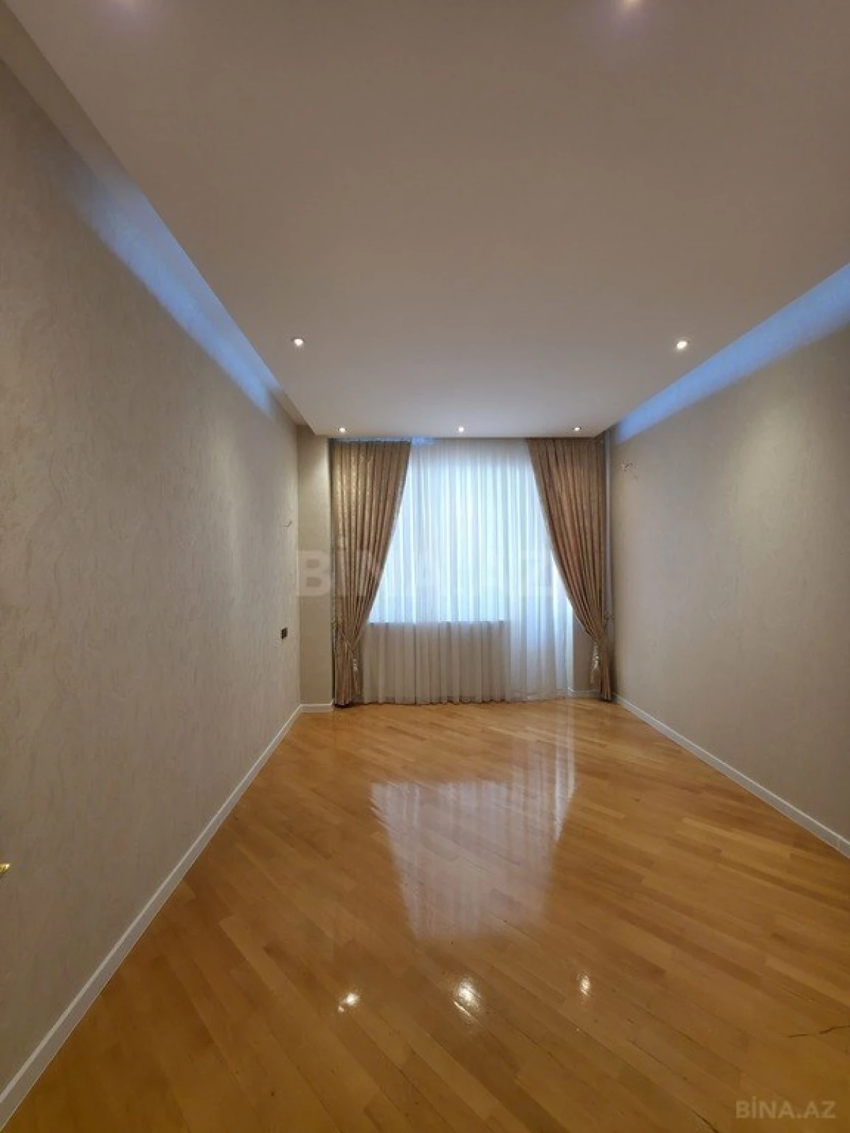 Satılır 3 otaqlı mənzil 130 m²