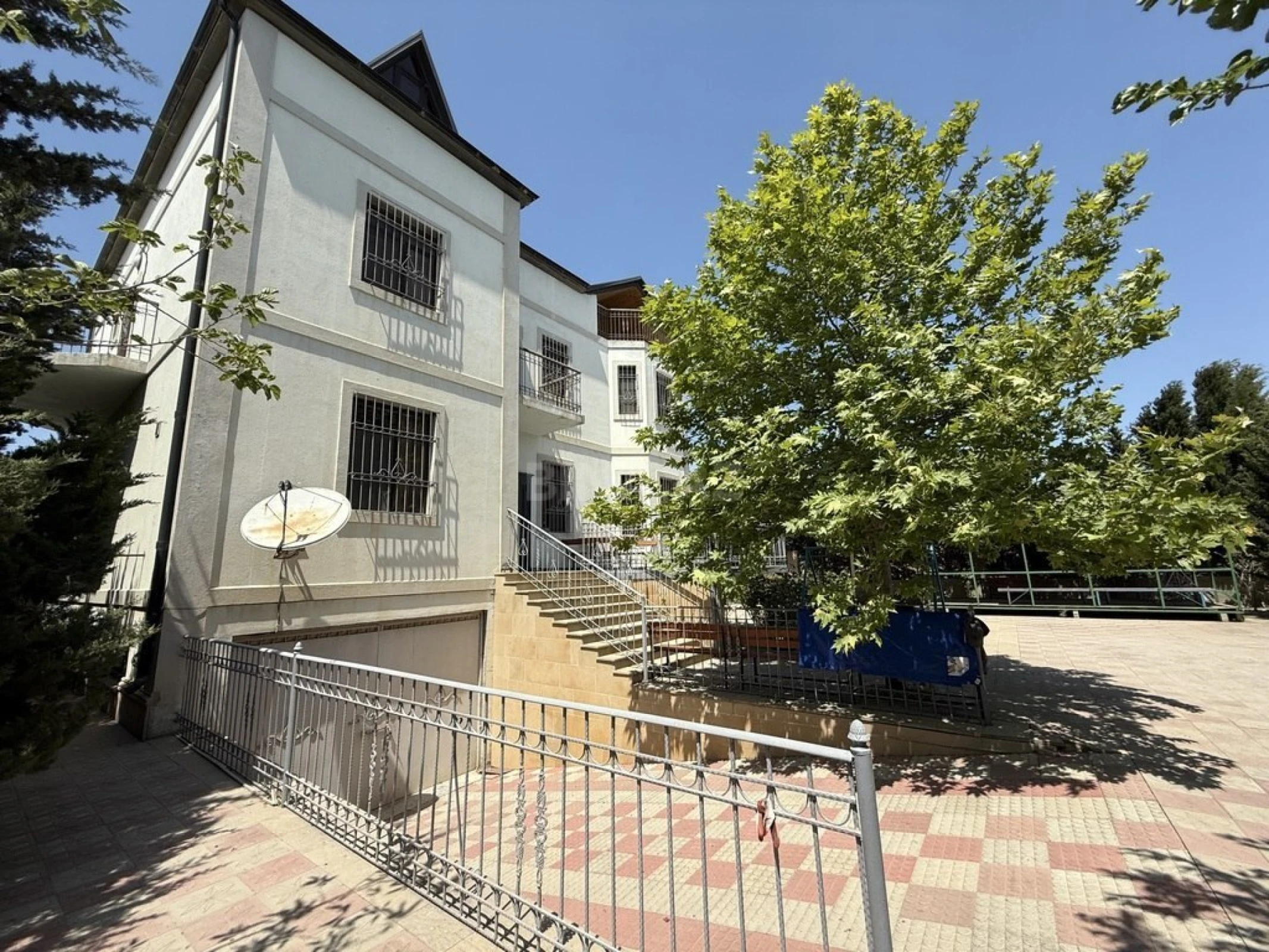Satılır 10 otaqlı həyət evi 500 m²
