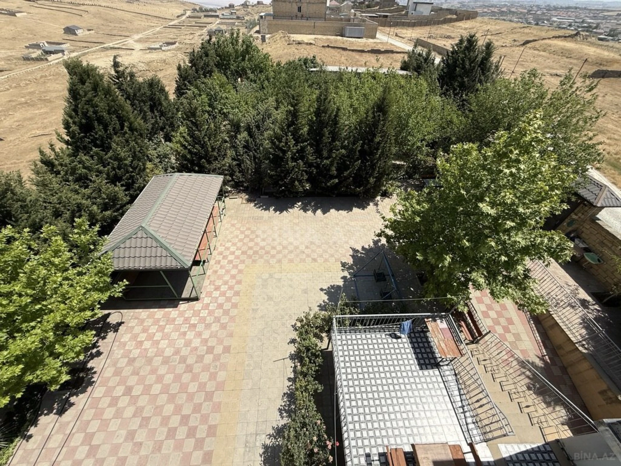 Satılır 10 otaqlı həyət evi 500 m²