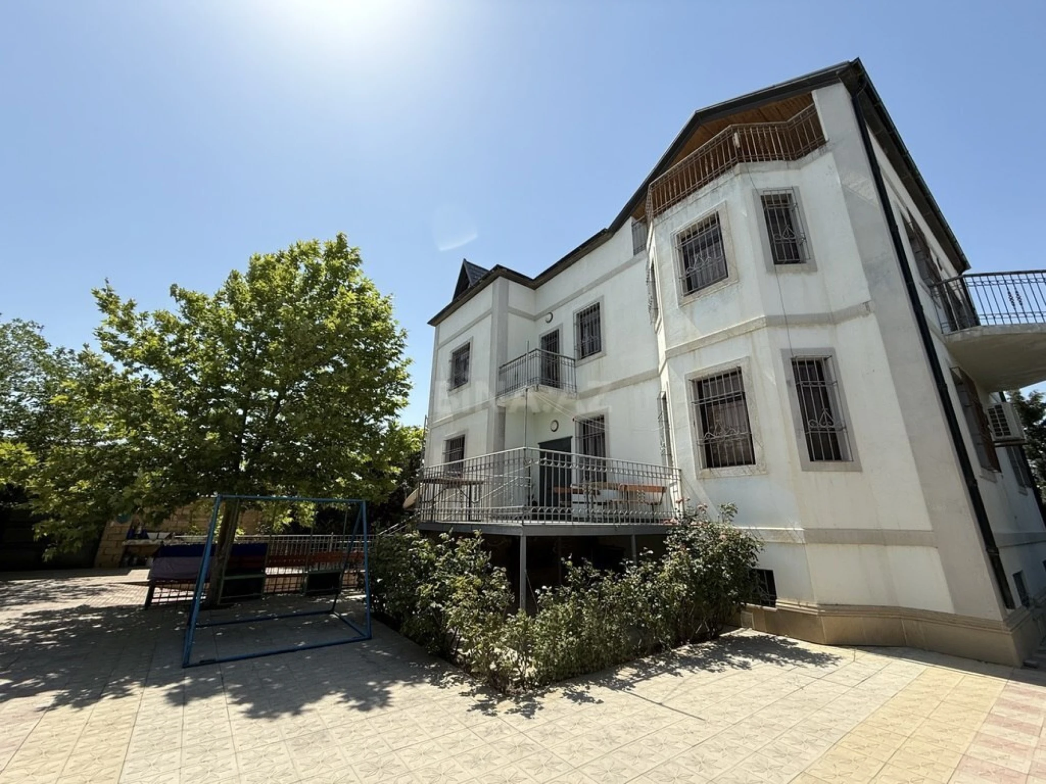 Satılır 10 otaqlı həyət evi 500 m²